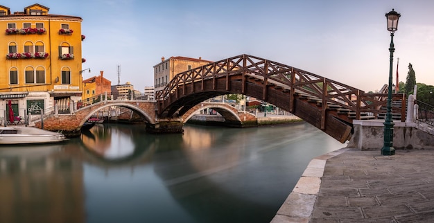 Scènes classiques panoramiques de Venise avec bateaux sur les canaux et architecture historique