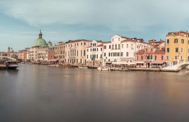 Scènes classiques panoramiques de Venise avec bateaux sur les canaux et architecture historique