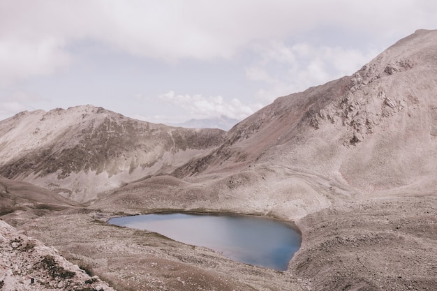 Scènes de lac dans les montagnes, parc national Dombai, Caucase, Russie, Europe. Paysage d'été, temps ensoleillé, ciel bleu dramatique et journée ensoleillée