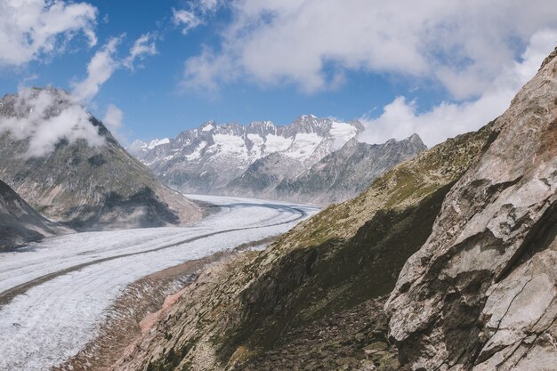 Scènes de montagnes, promenade à travers le grand glacier d'Aletsch, route Aletsch Panoramaweg dans le parc national Suisse, Europe. Paysage d'été, ciel nuageux et journée ensoleillée