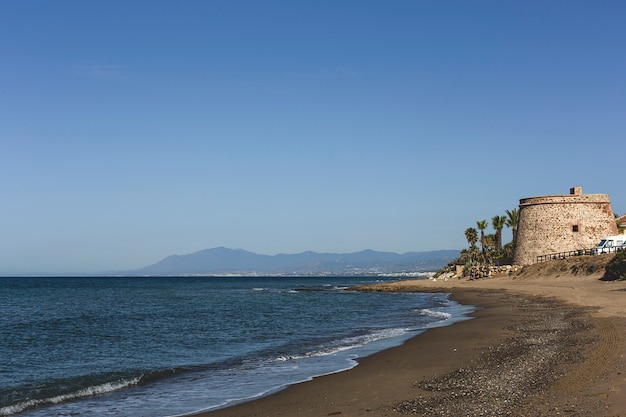 Scènes de plage par une journée ensoleillée