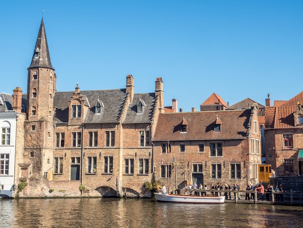 Scènes de la ville de Bruges en Belgique bâtiments résidentiels église scènes attrayantes et belles