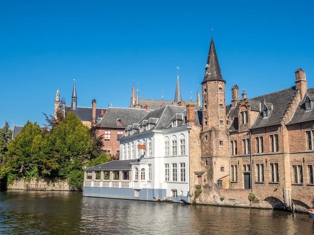 Scènes de la ville de Bruges en Belgique bâtiments résidentiels église scènes attrayantes et belles