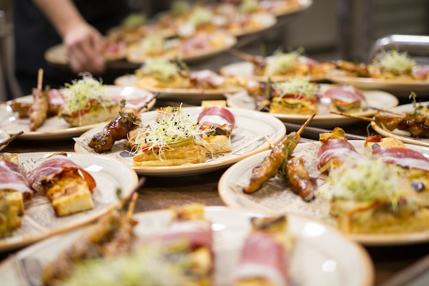 Scènes de vrai travail d'équipe par de grands professionnels espagnols de la haute cuisine gastronomique pour des événements sociaux