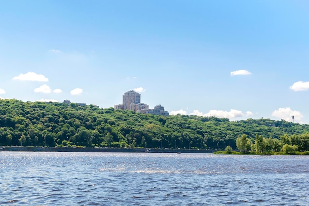 Scenic nature voyage paysage urbain rivière Dnipro avec de l'eau bleue à la journée d'été ensoleillée à Kiev Voir