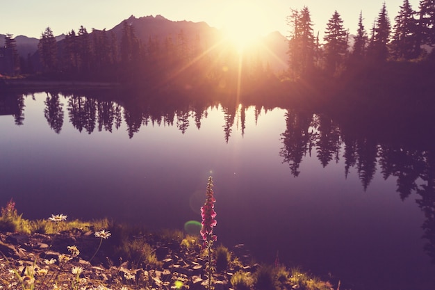 Scenic Picture Lake avec reflet du mont Shuksan à Washington, USA