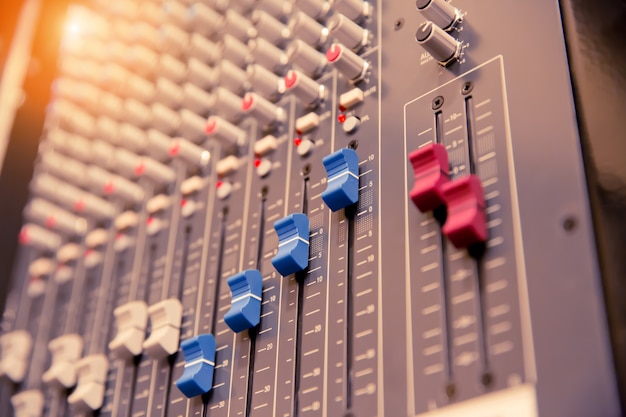 Schéma de contrôle du volume sur le mixeur audio professionnel.