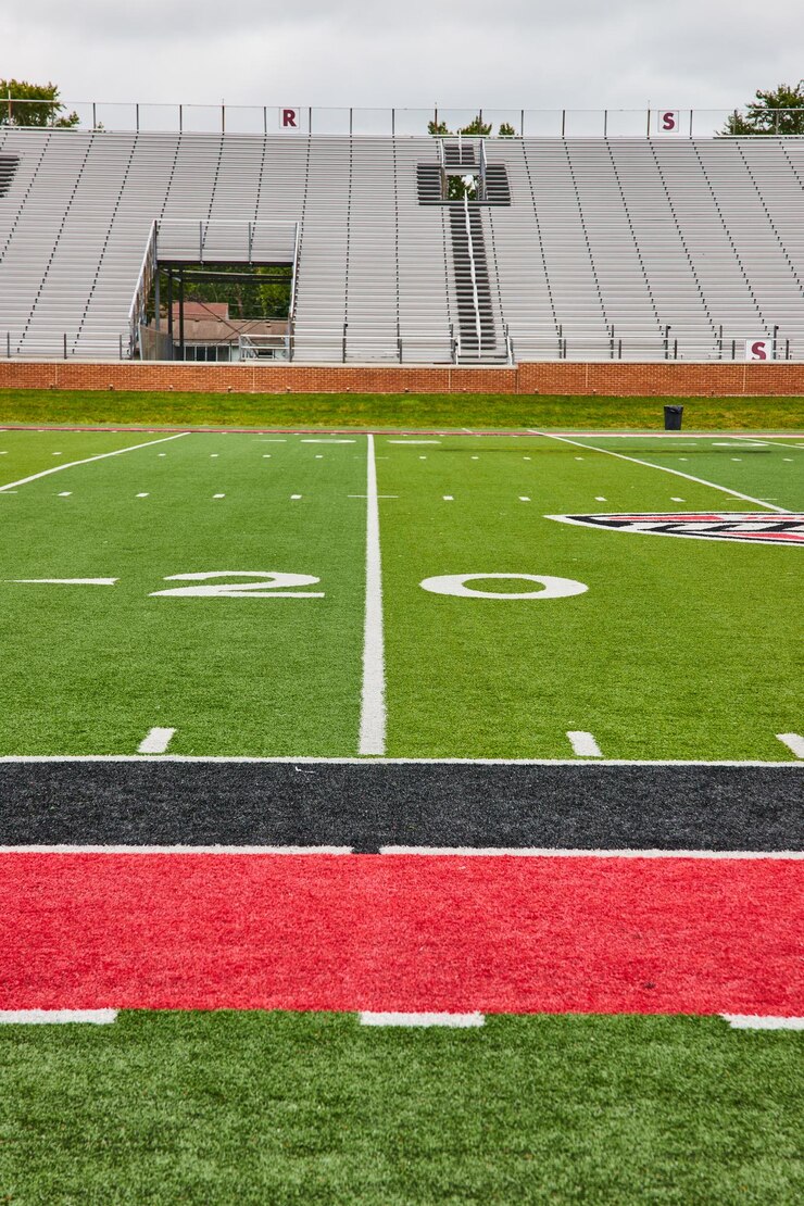 Photo scheumann stadium ball state avec les couleurs de l'équipe des cardinals sur le terrain de football et les tribunes vides