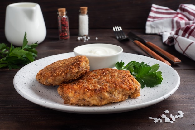 schnitzel au fromage et au persil sur une assiette