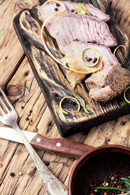 Schnitzel sur une planche à découper