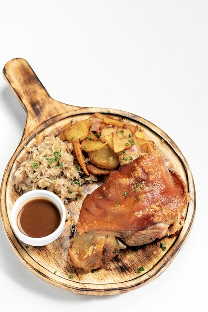 Photo schweinshaxe coussin de porc allemand traditionnel avec choucroute et farine de pommes de terre