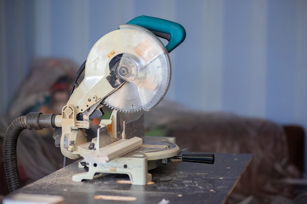 Une Scie Circulaire Sur Un établi Dans Un Appartement. Réparation De La Maison, Produits De Bois Sciés