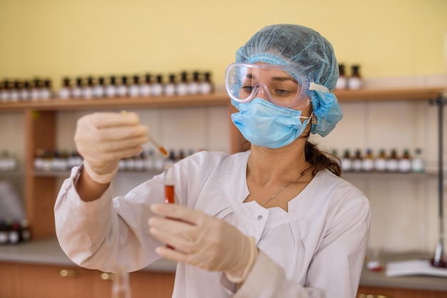 La science. Chimiste de femme en laboratoire tenant le tube à essai se bouchent