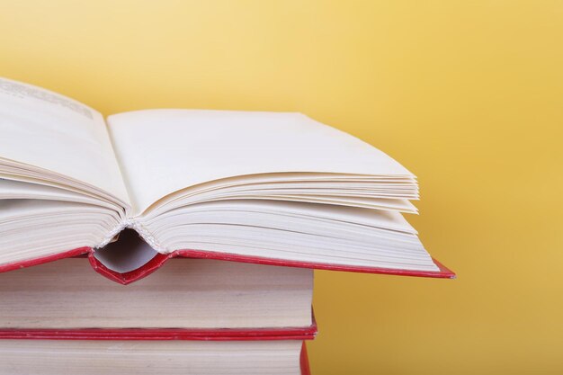 Science et éducation Gros plan groupe de fragments de livres rouges vides à haut ouvert