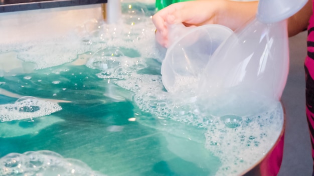 Science des enfants avec des bulles au musée des sciences local.