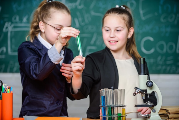 La science c'est nous. Scientifique de petites filles avec microscope. Laboratoire de biologie. Heureux Génie. Recherche en chimie en laboratoire. expériences scientifiques en laboratoire. Le génie des petites filles dans le laboratoire de l'école. Laboratoire de sciences.