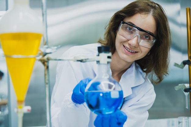 science technologie chimiste développant un concept chercheuse scientifique médicale ou médecin ou étudiant regarde dans un microscope dans un laboratoire moderne