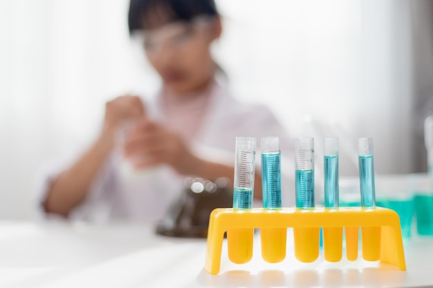 Sciences de l'éducation chimie et concept d'enfants enfants ou étudiants avec expérience de fabrication de tubes à essai au laboratoire de l'école