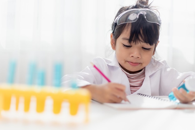 Sciences de l'éducation chimie et concept d'enfants enfants ou étudiants avec expérience de fabrication de tubes à essai au laboratoire de l'école