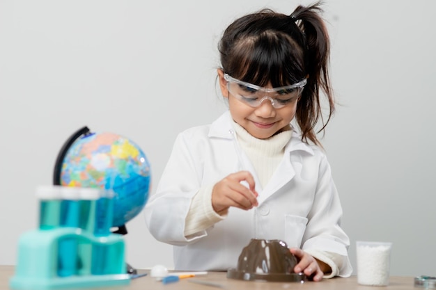 Sciences de l'éducation chimie et concept d'enfants enfants ou étudiants avec expérience de fabrication de tubes à essai au laboratoire de l'école