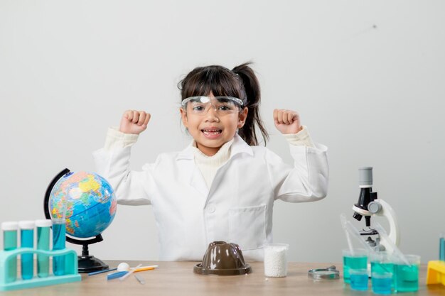 Sciences de l'éducation chimie et concept d'enfants enfants ou étudiants avec expérience de fabrication de tubes à essai au laboratoire de l'école