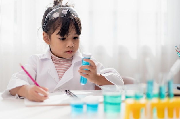 Sciences de l'éducation chimie et concept d'enfants enfants ou étudiants avec expérience de fabrication de tubes à essai au laboratoire de l'école