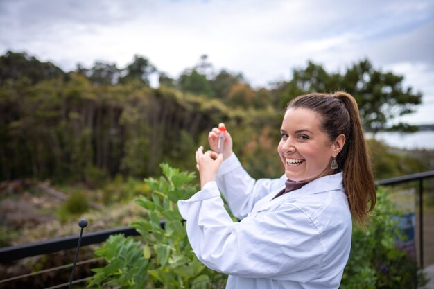 Scientifique agricultrice faisant des recherches sur les plantes et la recherche agricole