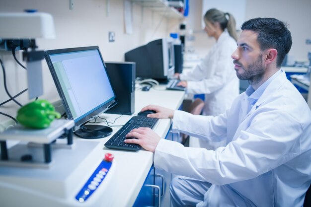 Scientifique en alimentation utilisant la technologie pour analyser le poivre