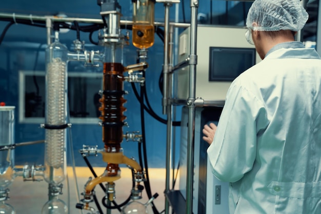 Un scientifique ou un apothicaire en laboratoire extrait de l'huile de chanvre CBD à des fins médicales