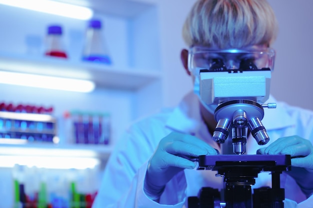 Un scientifique asiatique d'âge moyen effectue des recherches dans un laboratoire.