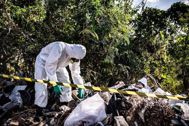 Un scientifique asiatique porte une combinaison de protection chimique pour vérifier le danger de travail chimique dans une zone dangereuse Collecte d'échantillons en cas d'enquête sur le virus Corona déclenchée par la Chine