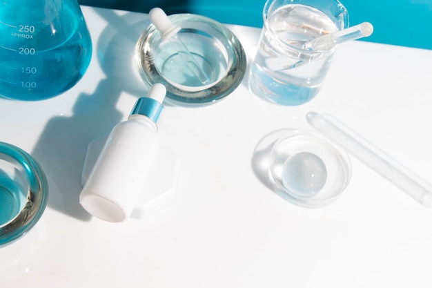 Scientifique et bouteille de tube de maquette pour les soins de la peau produit cosmétique marque crème lotion traitement laboratoire essai expérimental