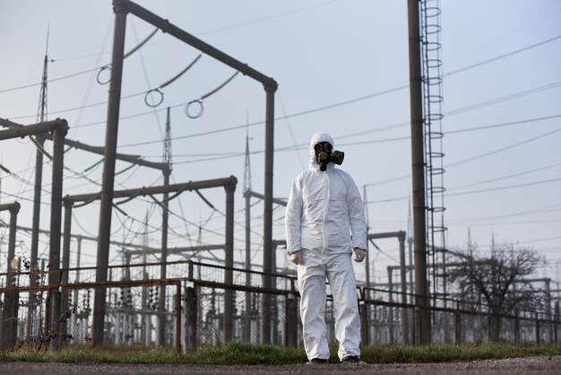 Scientifique debout sur le territoire de la centrale électrique