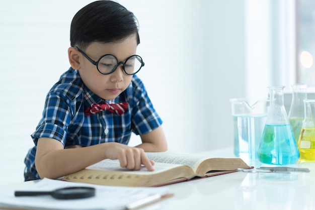 Scientifique de l&#39;enfance Apprentissage dans le laboratoire de chimie