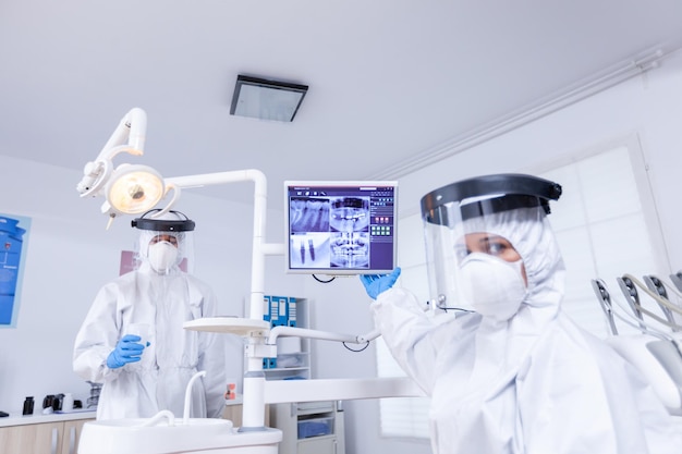 Un scientifique examinant une substance chimique en laboratoire