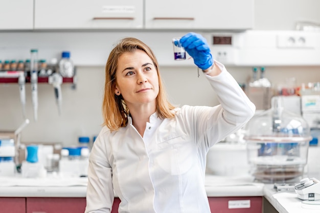 Un scientifique examine chimiquement un échantillon d'un nouveau médicament dans un laboratoire de recherche