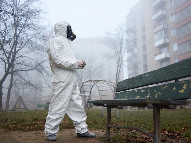 Scientifique En Masque à Gaz Et Vêtements De Protection Debout à L'extérieur