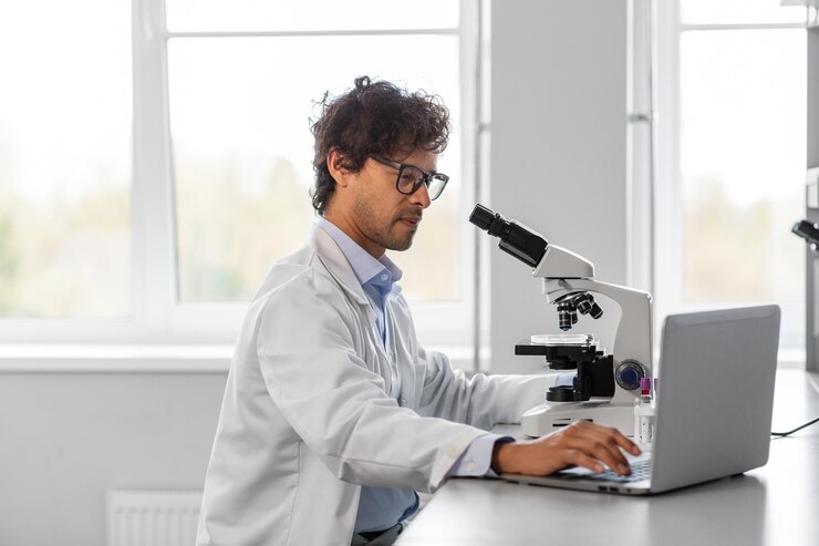 Photo scientifique avec un microscope travaillant dans un laboratoire