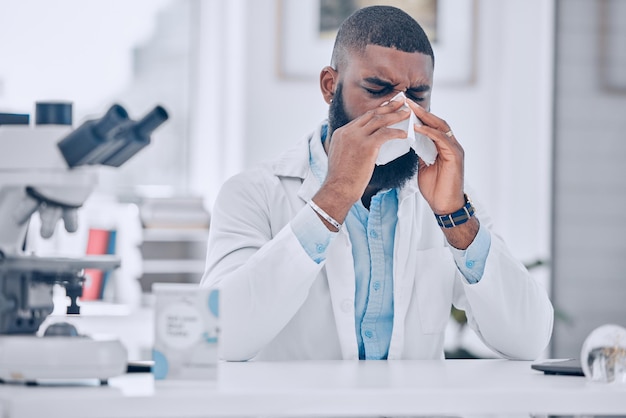 Scientifique et nez malade dans un laboratoire d'allergies au froid et de virus médical Chercheur scientifique africain et éternuements pour le risque d'allergie à la santé et les tissus pour la sinusite et la grippe