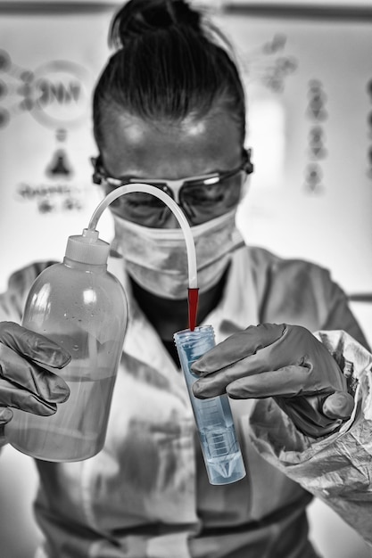 Photo un scientifique qui examine le sang en laboratoire