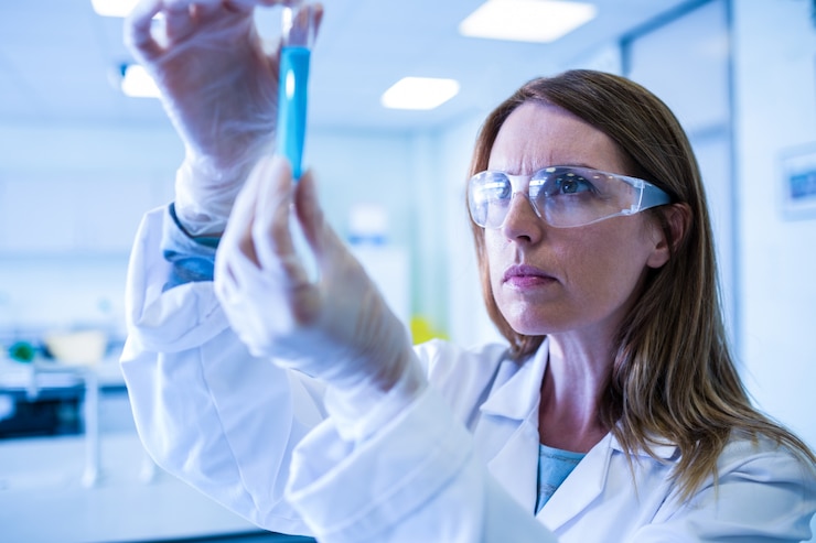 Photo scientifique en regardant un tube à essai dans le laboratoire