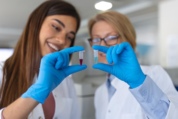 Scientifique tenant des échantillons dans des tubes en laboratoire de recherche Advanced Scientific Lab for Medicine Biotechnology Microbiology Development