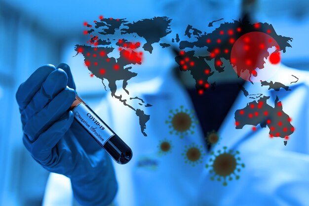 Scientifique tenant un tube à essai avec un échantillon de sang pour le test COVID19 Une expérience pour détecter le virus a été trouvée dans le sang