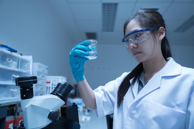 Scientifique tenant un tube à essai avec un échantillon de sang pour le test COVID19Une expérience pour détecter le virus a été trouvée dans le sangDéveloppeurs de médicaments et de vaccins potentiels contre le COVID19