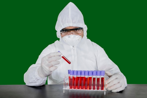 Un scientifique tenant un tube d'essai de sang de son rack