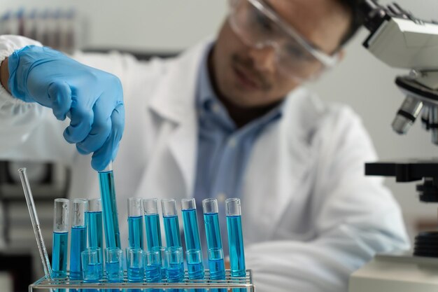 scientifique testant des substances scientifique de recherche biochimique travaillant dans un laboratoire scientifique analyse des tests