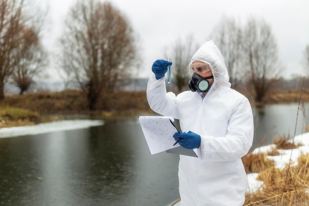 Scientifique de tir moyen portant un masque à gaz