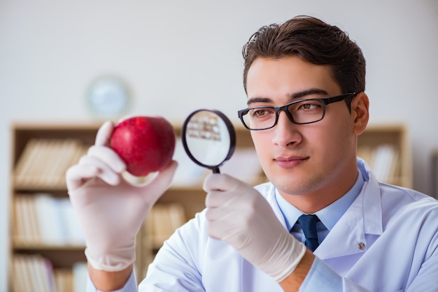 Photo scientifique travaillant sur les fruits et légumes biologiques