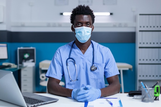 Une scientifique travaillant en laboratoire.