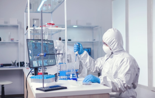 Scientifique travaillant en laboratoire